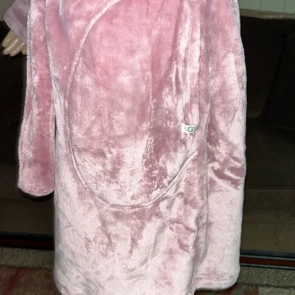 UGG ~ Women’s Size Large ~ Pink ~ Soft Plush ~ Robe W/ Hood